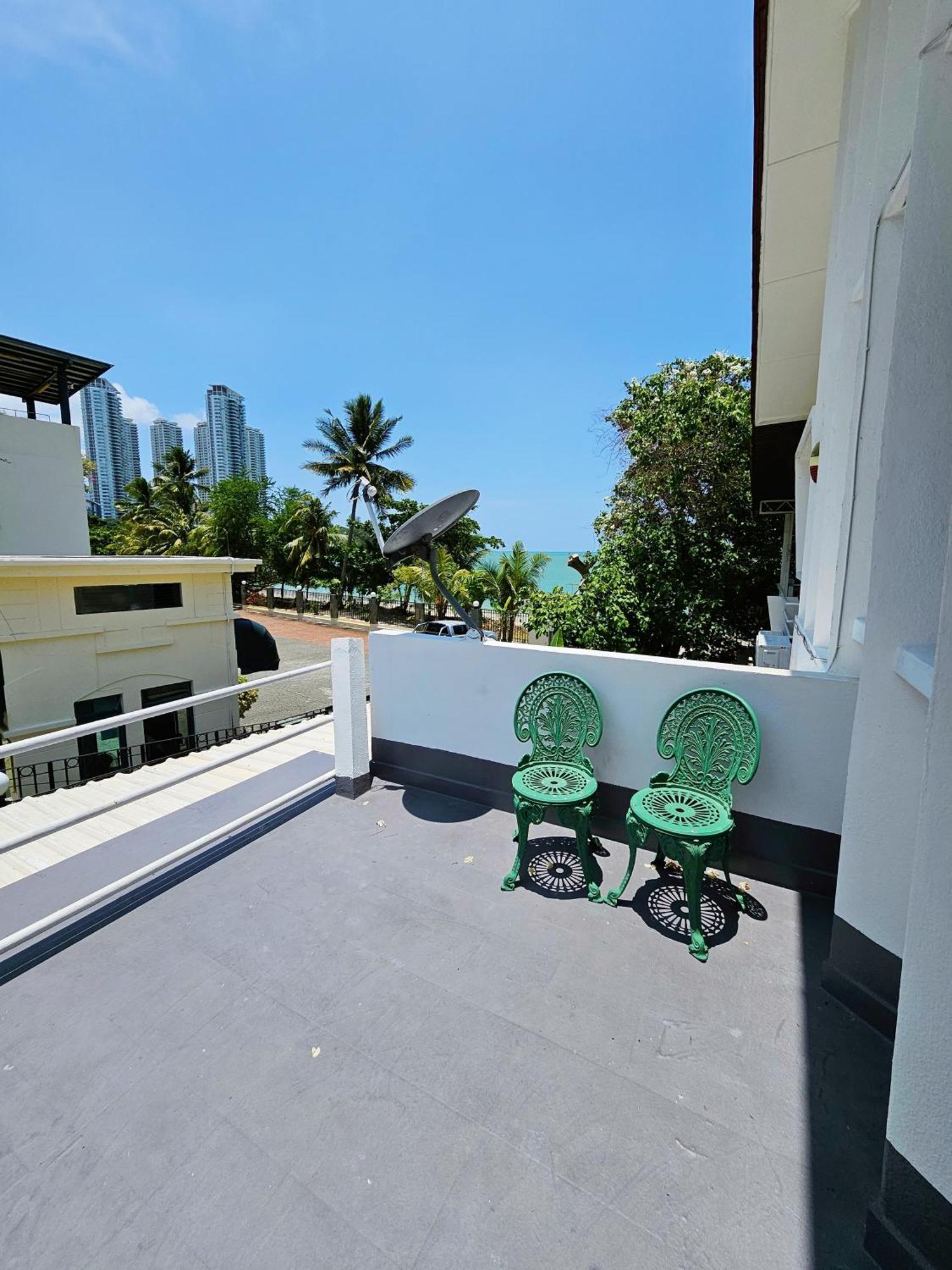 Little Heaven By Sky Hive, A Beach Front Bungalow Tanjung Bungah  Exterior photo