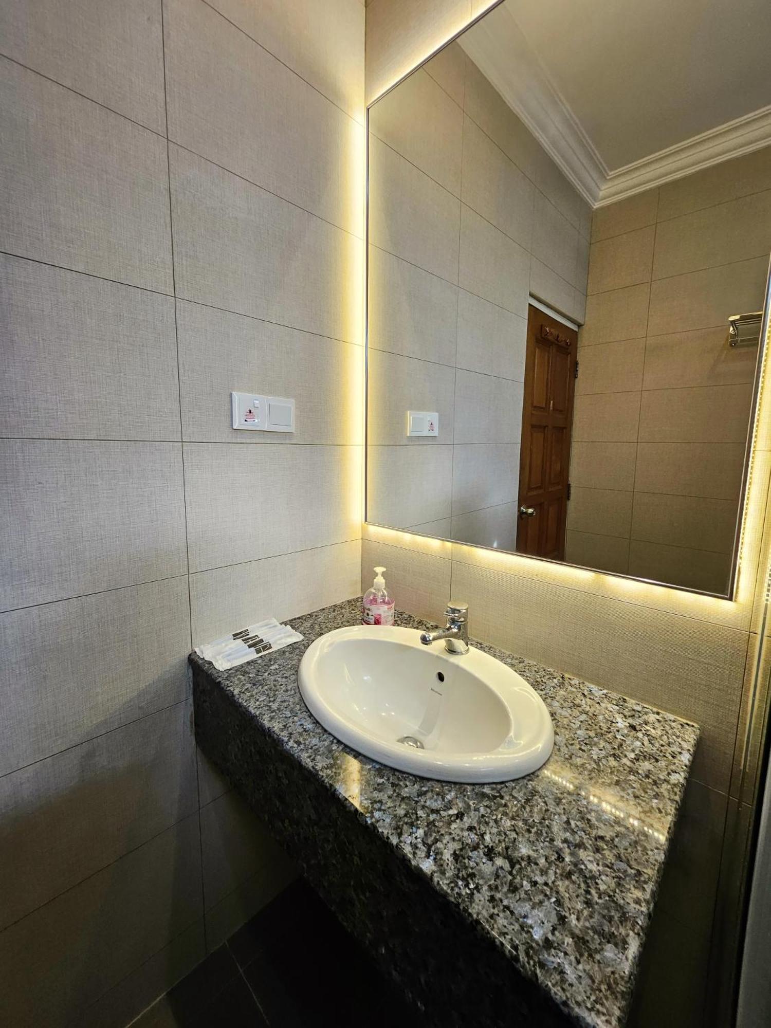 Little Heaven By Sky Hive, A Beach Front Bungalow Tanjung Bungah  Exterior photo