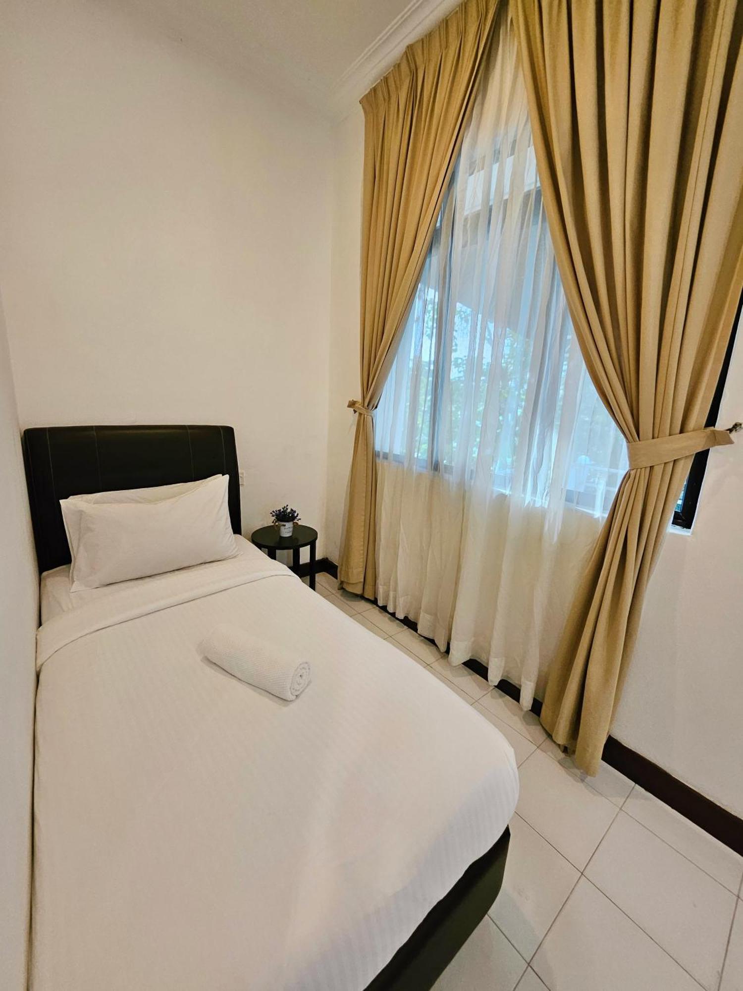 Little Heaven By Sky Hive, A Beach Front Bungalow Tanjung Bungah  Exterior photo