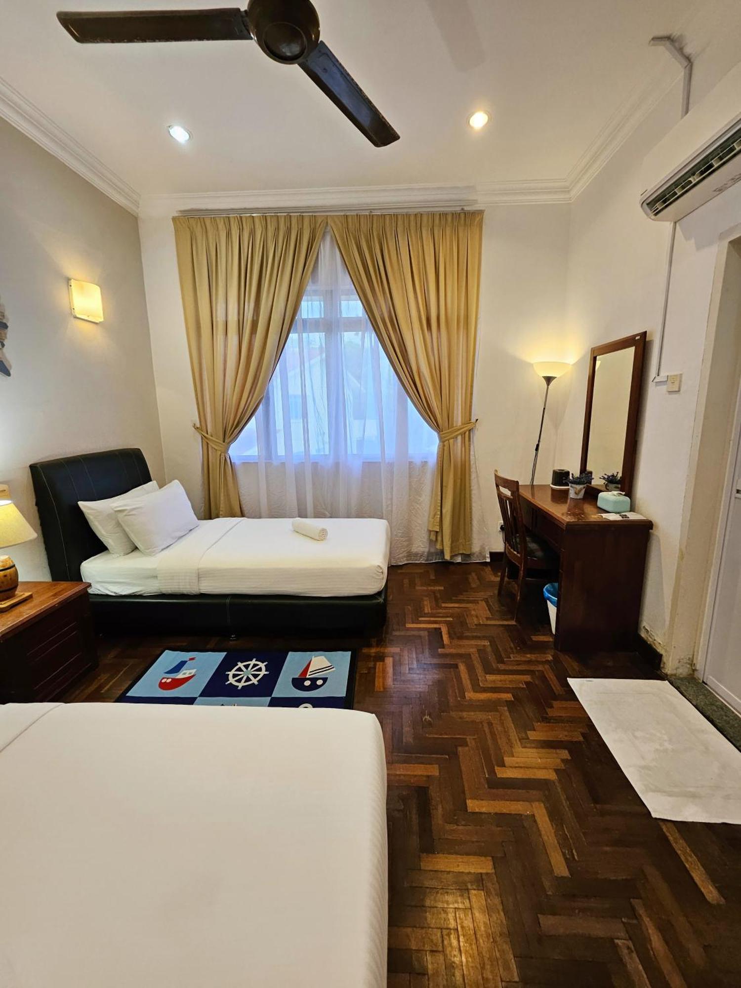 Little Heaven By Sky Hive, A Beach Front Bungalow Tanjung Bungah  Exterior photo