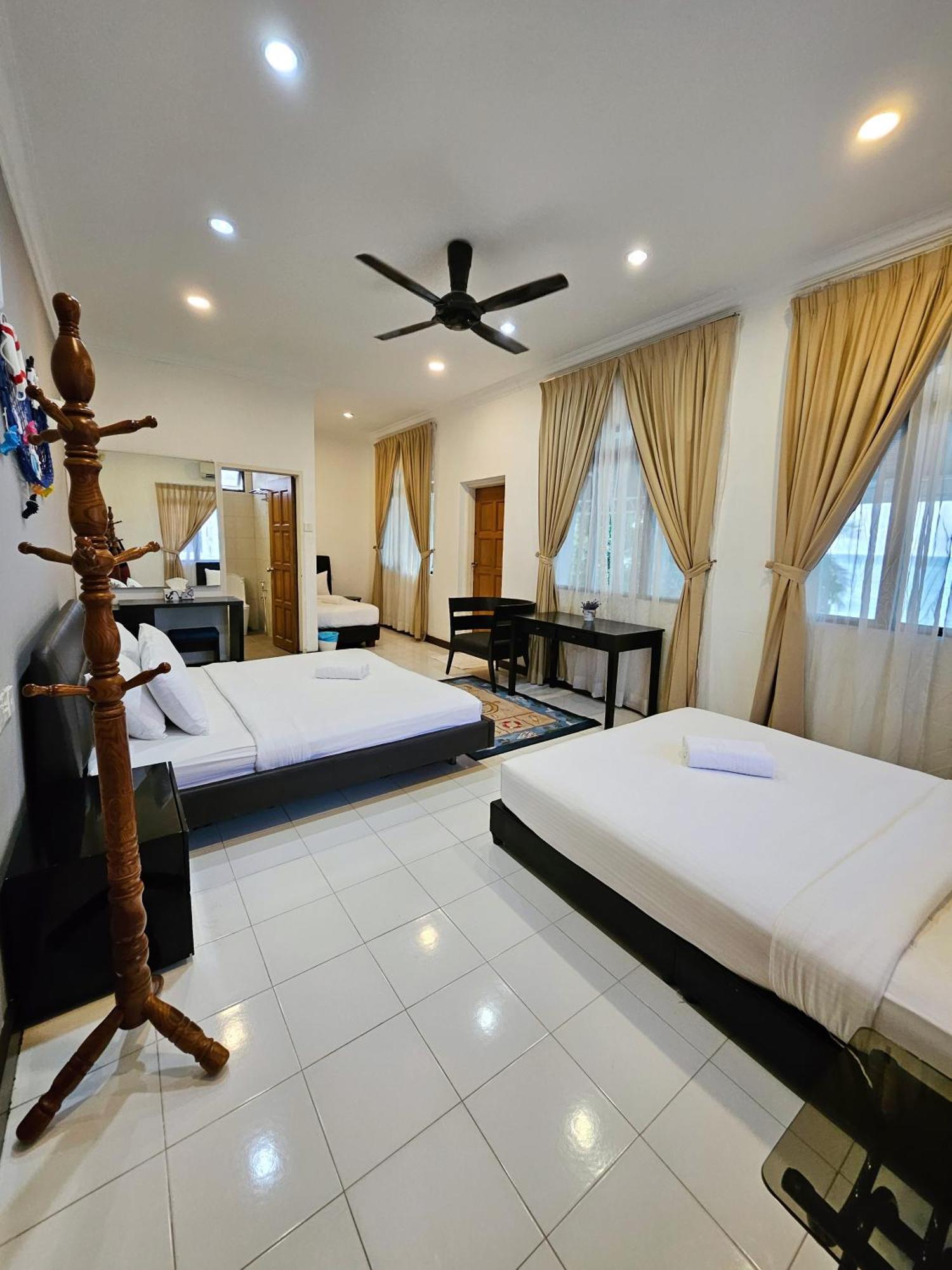 Little Heaven By Sky Hive, A Beach Front Bungalow Tanjung Bungah  Exterior photo