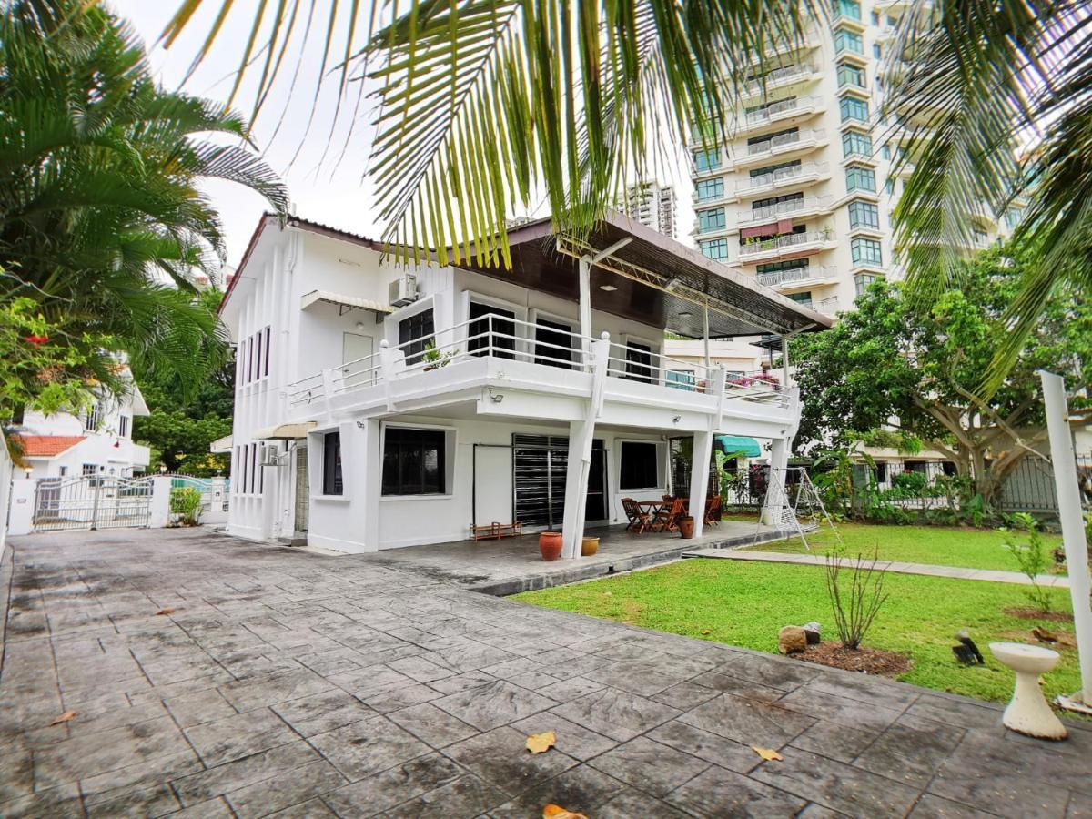 Little Heaven By Sky Hive, A Beach Front Bungalow Tanjung Bungah  Exterior photo